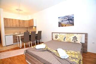 Апартаменты Apartments Jacek Улцинь Номер-студио с балконом-11